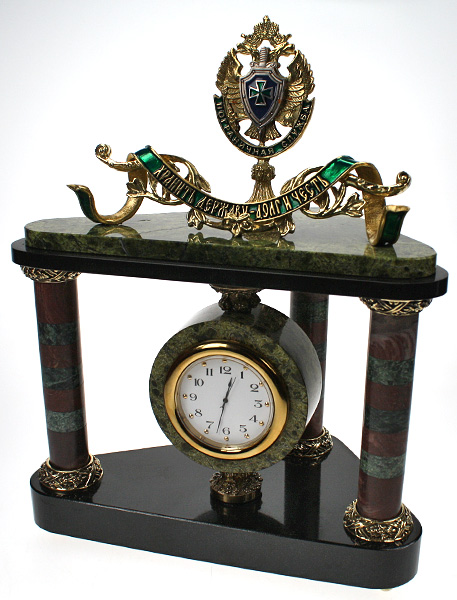 Часы настольные из змеевика с пограничной символикой 7.20.65 Часы настольные из змеевика с пограничной символикой 7.20.65